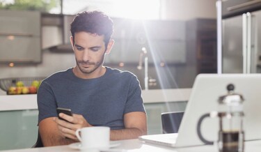 Ein Mann scrollt durch sein Handy